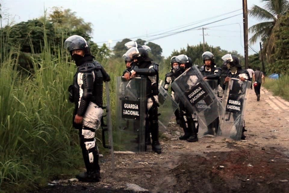 Algunos integrantes de la caravana lograron escapar cuando las fuerzas de seguridad iniciar el operativo en el domo de Huixtla.