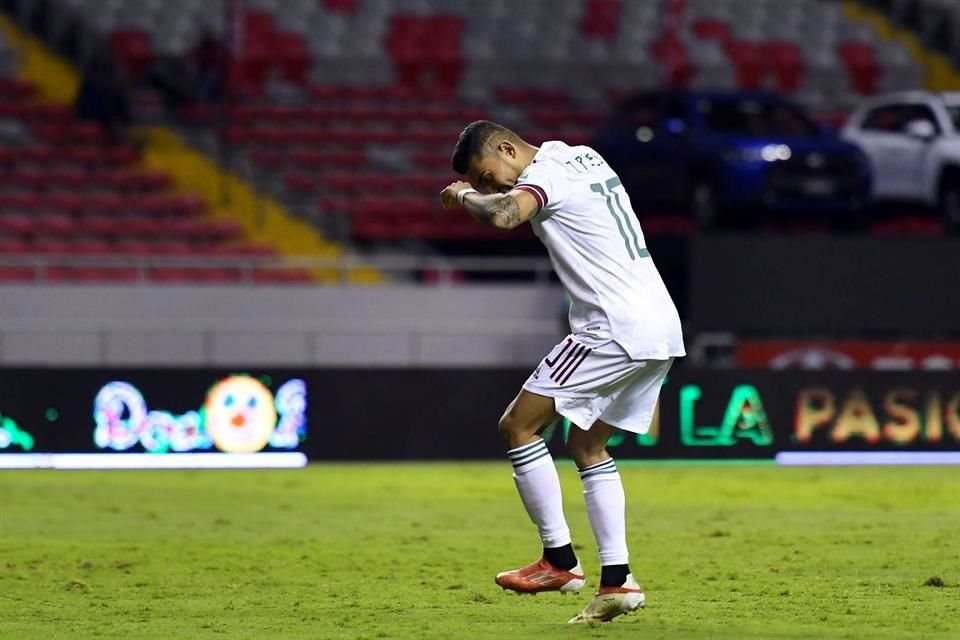 Orbeln Pineda anot el penal en el primer tiempo.