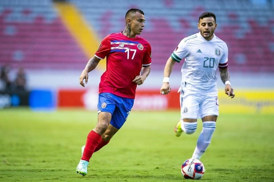 Alexis Vega tuvo que dejar el partido en la parte final del primer tiempo.