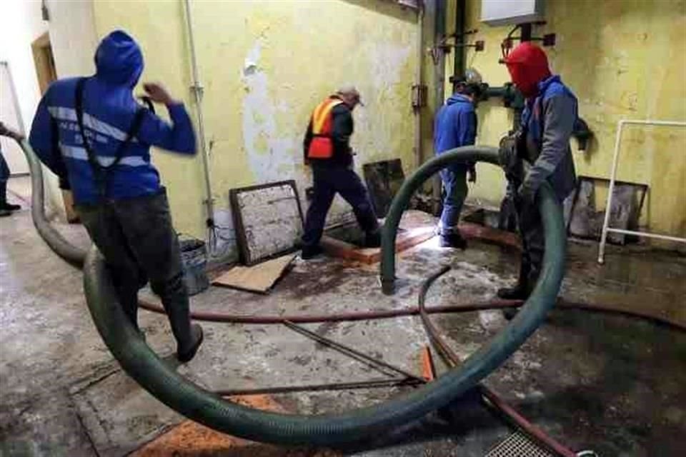 Trabajadores cada vez batallan más contra la lluvia y la basura para evitar inundaciones dentro del Metro.