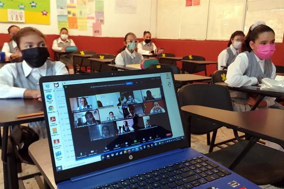El plantel público, ubicado en Santa Catarina, es el único en el área metropolitana en impartir clases en el aula y en línea al mismo tiempo.