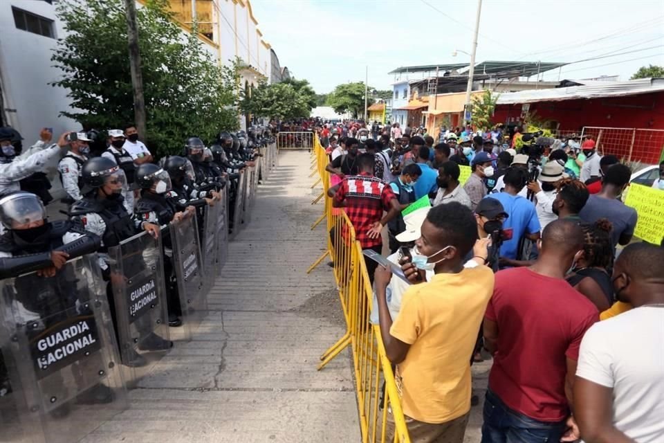 Migrantes haitianos que se encuentran varados en Tapachula protestaron en las oficinas de la Comar.