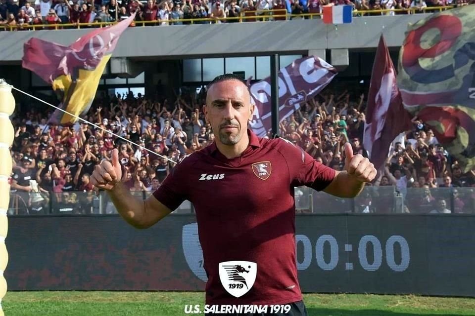 El volante francés fue presentado ante cientos de aficionados en Salerno.