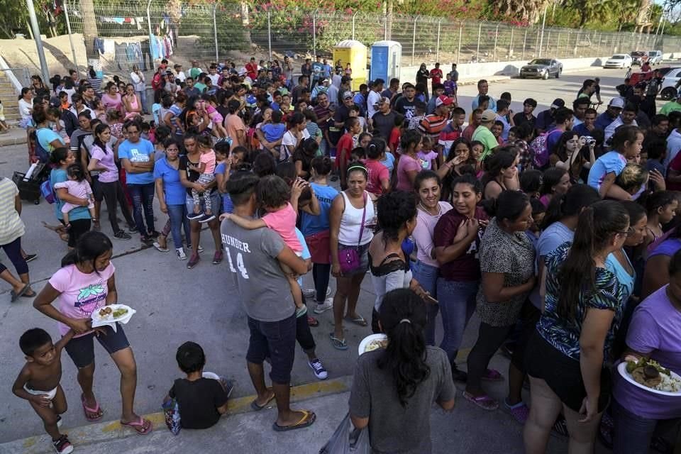 Bajo el programa, decenas de miles de migrantes fueron obligados a esperar en México mientras en EU procesaban sus solicitudes de asilo.