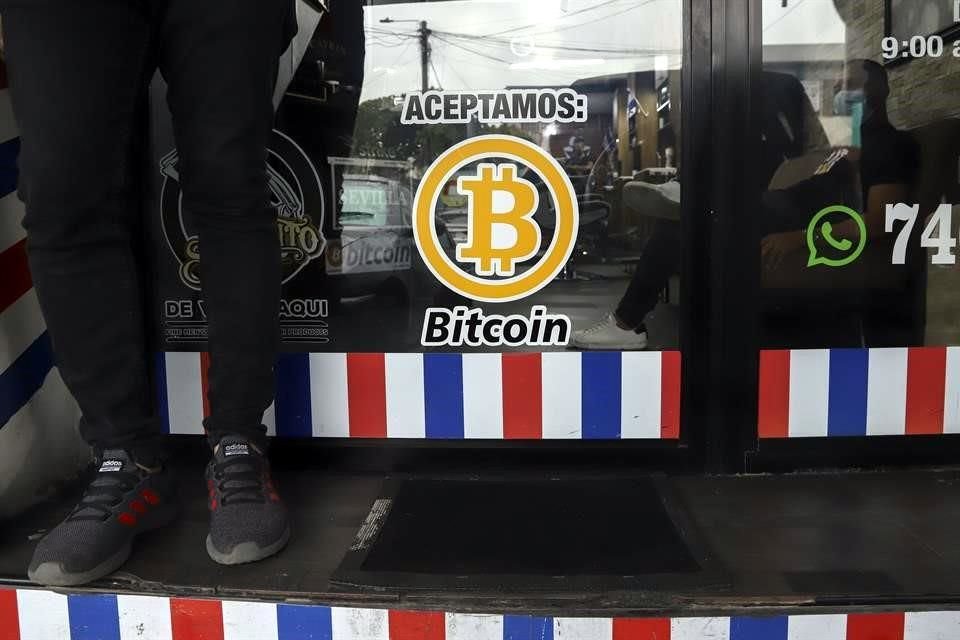 Una barbería en Santa Tecla, El Salvador, con un mensaje en el que dicen que aceptan bitcoin como pago.