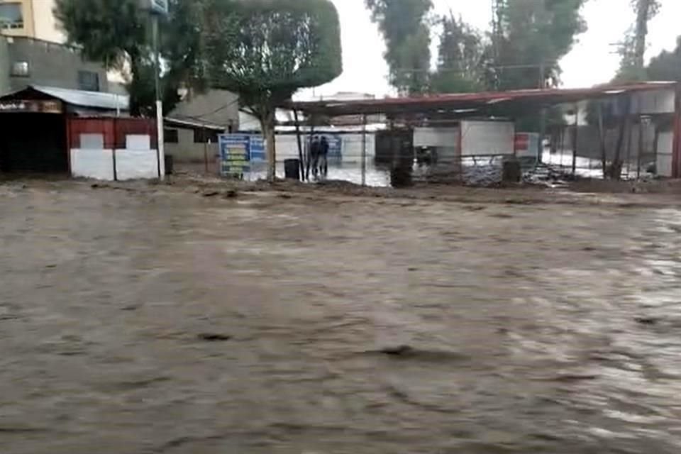 Diversas vialidades del centro de Ecatepec resultaron afectadas por la lluvia de este lunes.