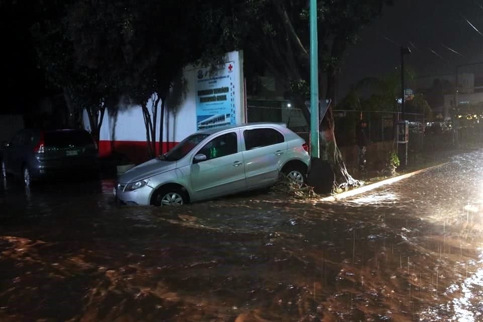 La CAEM informó que personal del Grupo Tláloc se encuentra apoyando en distintos puntos del municipio de Ecatepec y Nezahualcóyotl.