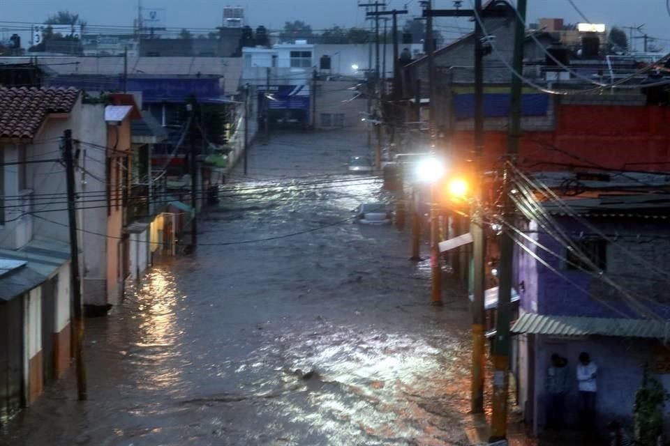 Tras al parecer recibir una descarga eléctrica, una mujer perdió la vida durante la lluvia de este lunes en Ecatepec.