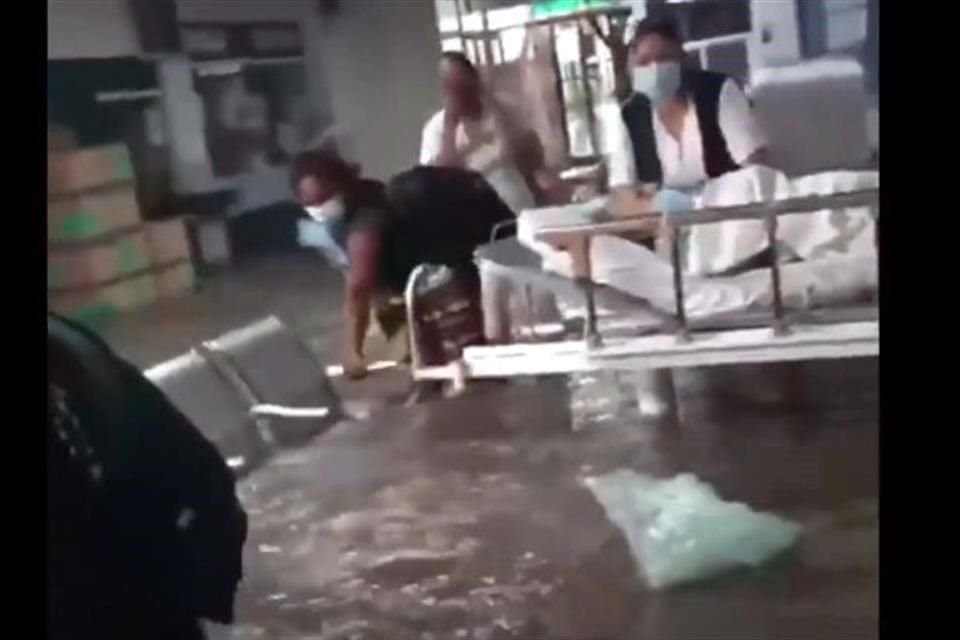 El IMSS de Tula sufrió graves inundaciones, tras las fuerte lluvia.