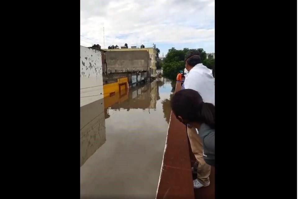 Desde la azotea, médicos y familiares de pacientes urgieron ayuda.
