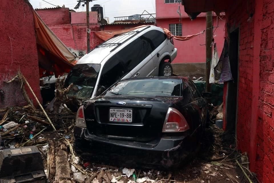 'Muy temprano enviamos apoyo a Ecatepec por las afectaciones de las inundaciones de día de ayer #CiudadSolidaria Gracias @SacmexCDMX', escribió Sheinbaum.