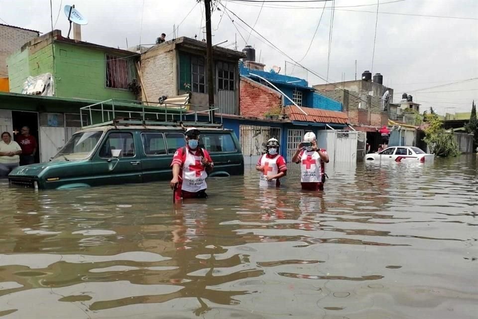 Un total de 15 personas que se encontraban en zonas de riesgo por corrientes de agua en #Ecatepec, fueron rescatadas por el personal de la Cruz Roja Mexicana.