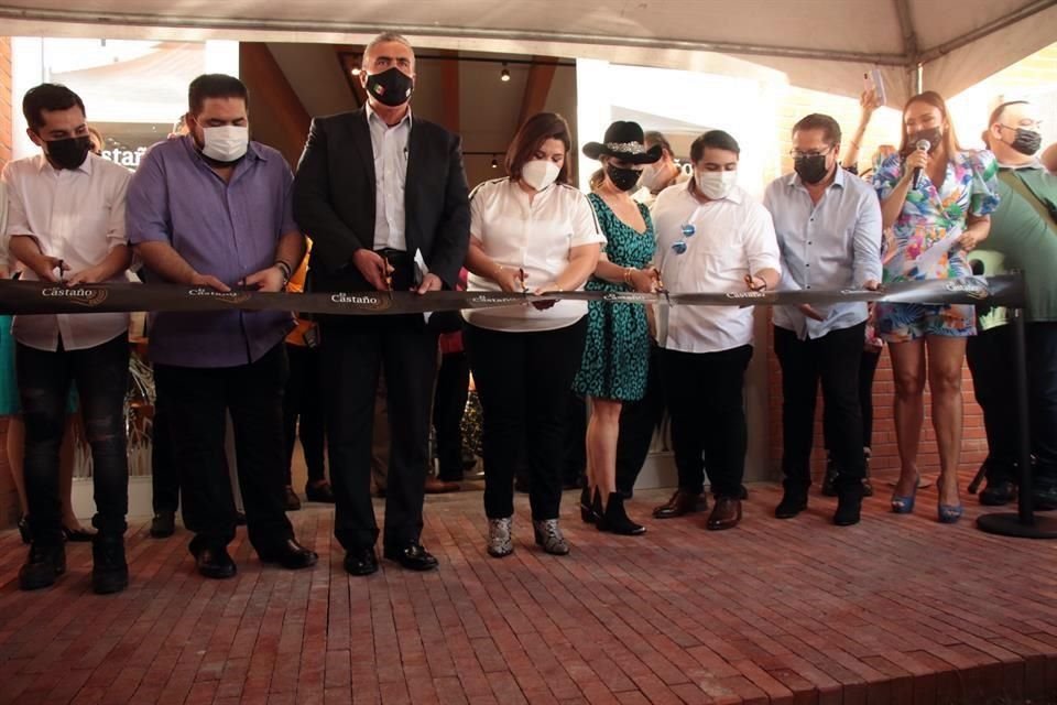 La cantante, quien inauguró la panadería El Castaño, aseguró que ha estado escribiendo para no dejar fuera ningún detalle de su vida.