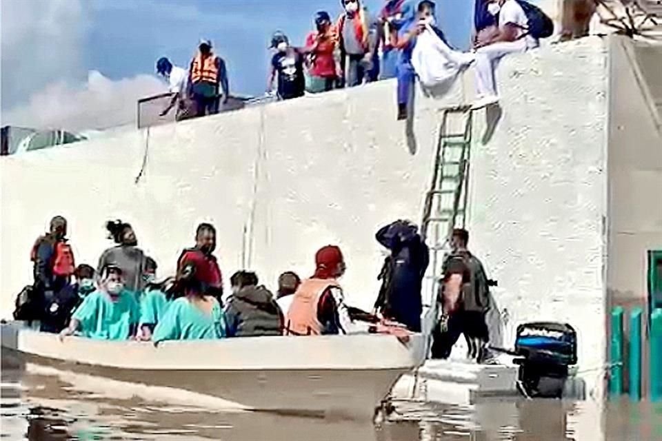 Aseguran que el hospital número 5 del IMSS, ubicado en el centro y a 100 metros del río Tula, empezó a inundarse a las 01:00 horas del martes.