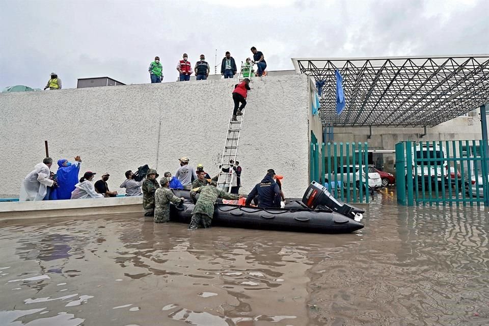 Habitantes de Tula ayudaron en el rescate de personas de un hospital inundado.