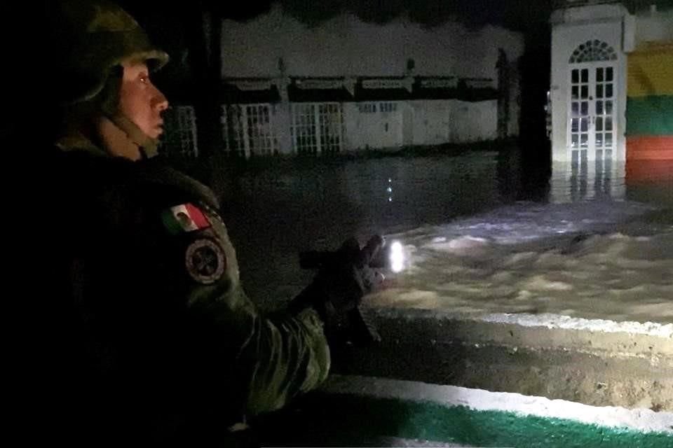 Un elemento del ejército ilumina con una linterna una calle en Tula.