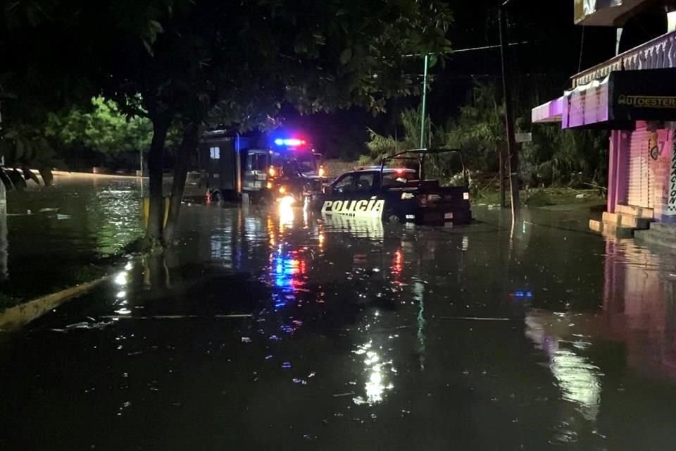 La Policía Estatal estuvo vigilando las calles que ya no estaban anegadas.