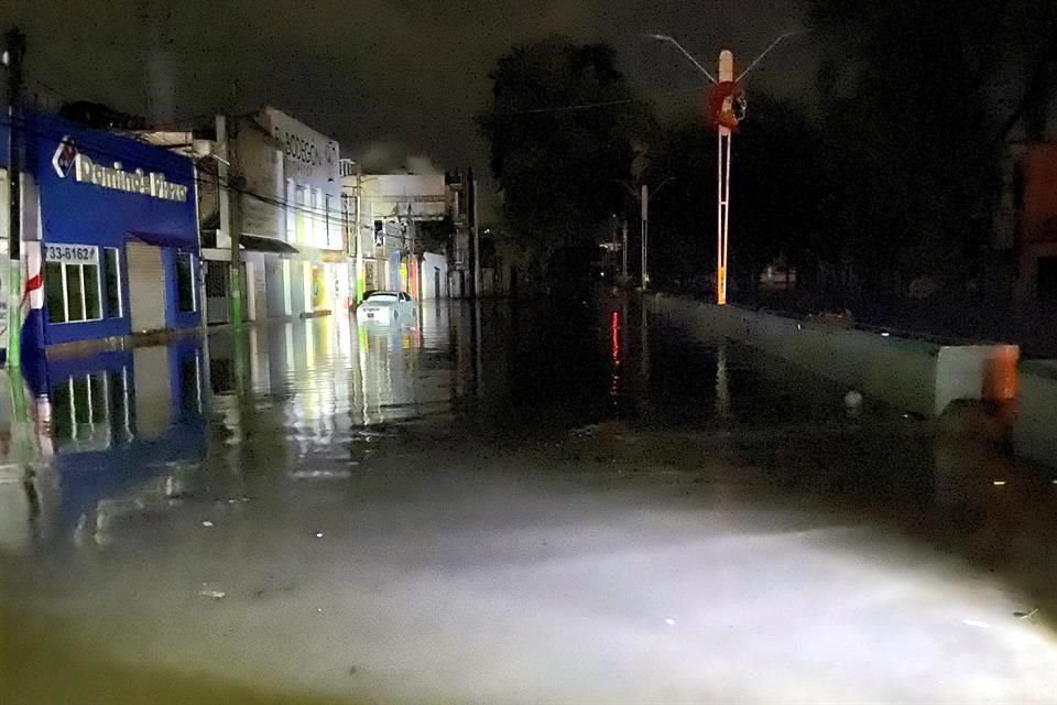 Durante la noche el Ejército realizó rondines en los cruces del río donde constató que el agua volvía a salirse de su cauce.