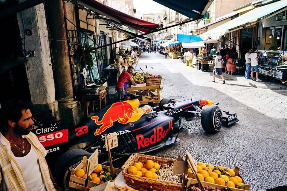 Max Verstappen deleitó a algunos italianos con el Red Bull RB7.