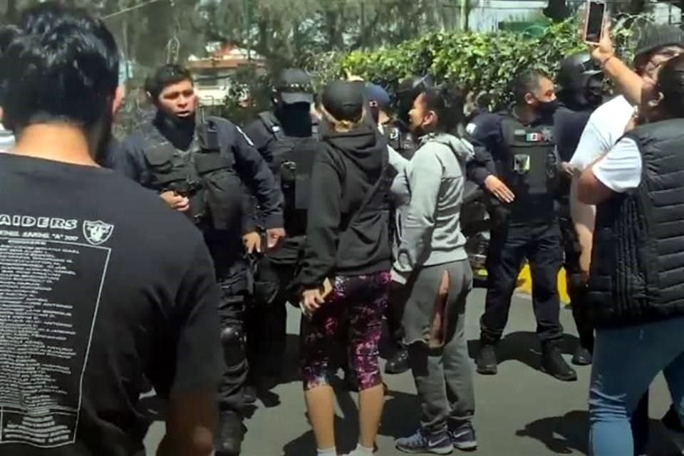 No fue en el emparrillado, mas jugadores del Club Raiders Arboledas, de Atizapán, tuvieron un enfrentamiento a golpes con policías municipales, por un desalojo de la cancha que ocupan.