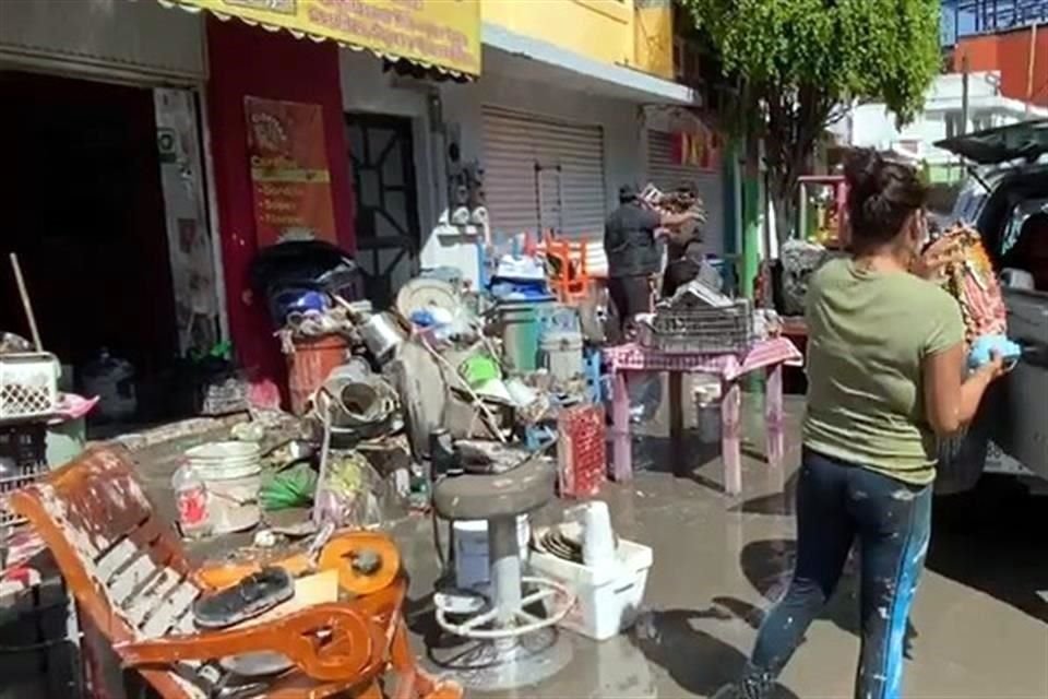 Cuando el agua empezó a bajar en Tula, habitantes encontraron en sus casas y negocios muebles y enseres dañados.