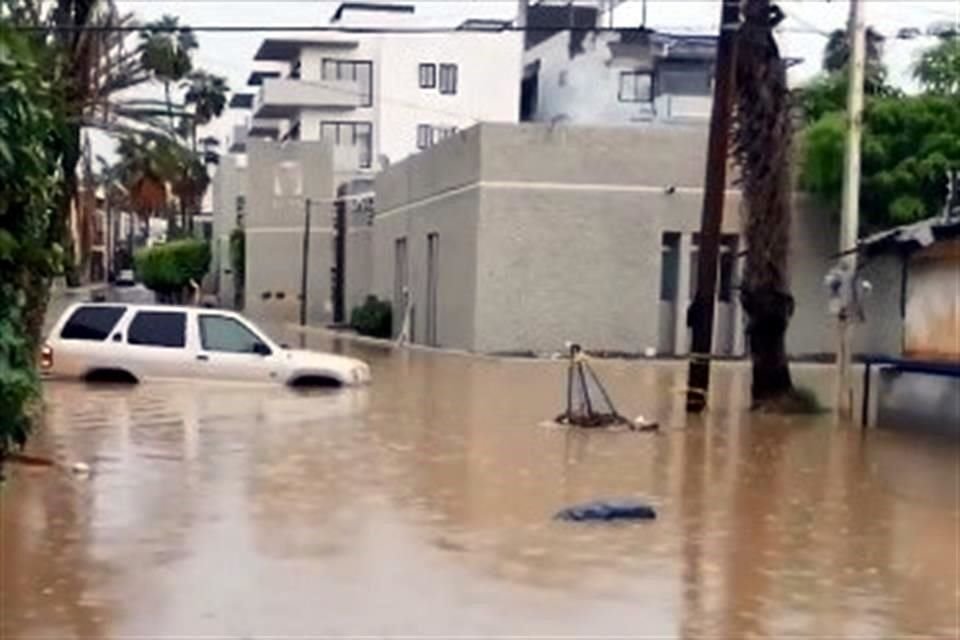 Unidad de IMSS en Los Cabos se inundó ante las lluvias generadas por el huracán 'Olaf'; autoridades afirmaron que lograron desalojar a pacientes.