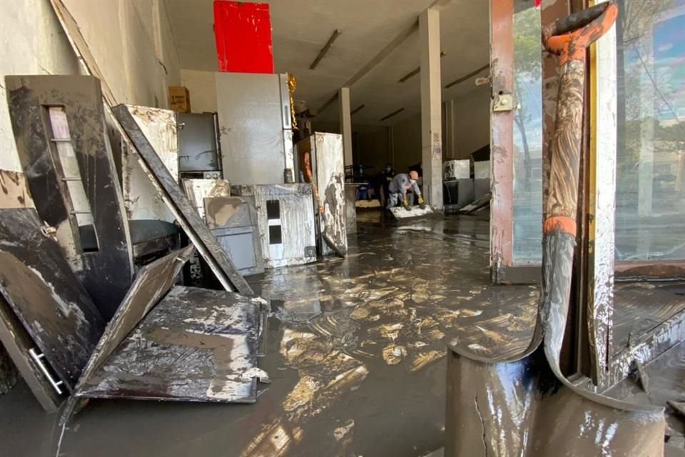 Algunos negocios muestran los estragos de las inundaciones en Tula.