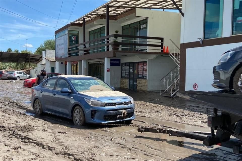 Las calles lucen cubiertas con lodo.