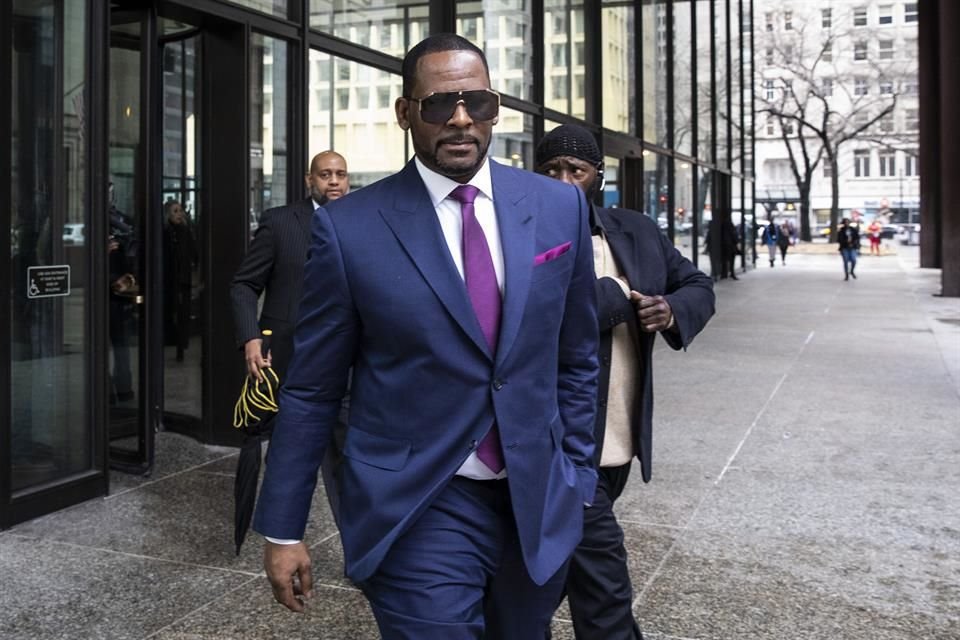 Una testigo en el juicio de R. Kelly lo acusó de haberla encerrado durante días y haber abusado sexualmente de ella.