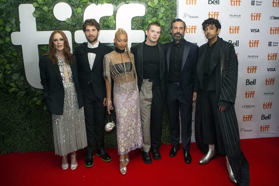 Varios miembros del elenco de 'Dear Evan Hansen', entre ellos Julianne Moore, Ben Platt, Amandla Stenberg, Colton Ryan, Danny Pino y Nik Dodani, acudieron al estreno del filme en el TIFF.