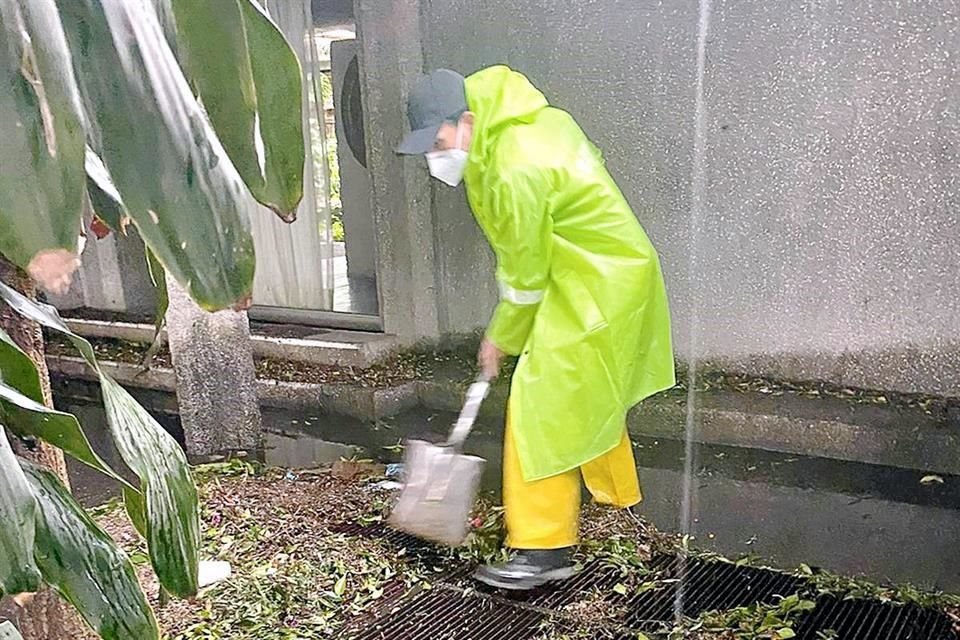 Los desperdicios tapan coladeras, ductos principales y cárcamos, que conforman la red de desfogue de agua pluvial, la cual evita encharcamientos e inundaciones. 