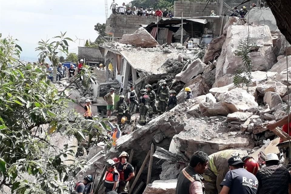 Los vecinos se mantienen atentos a las labores de los rescatistas, mientras piden silencio con el puño extendido. Otros, se ofrecieron como voluntarios.