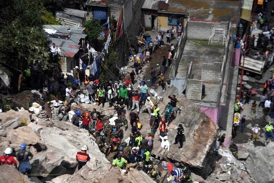 Equipos de emergencia trabajan de manera coordinada para ubicar a las personas que quedaron atrapadas.