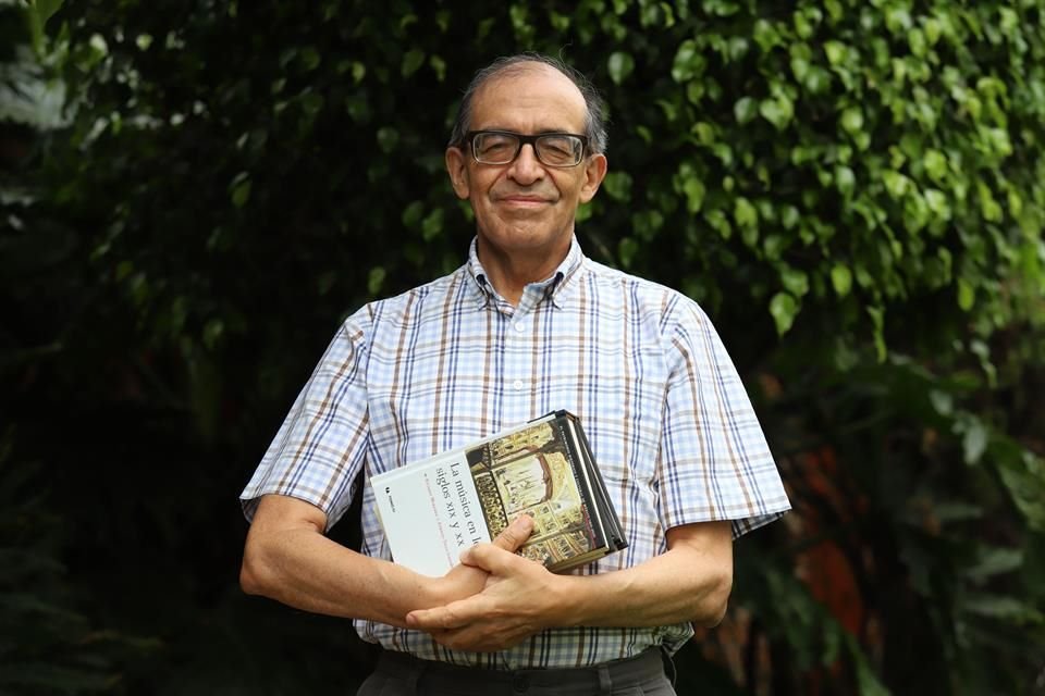 El musicólogo Aurelio Tello ha rescatado partituras antiguas de Catedrales de Puebla y Oaxaca, y ha conseguido que orquesta las interprete.