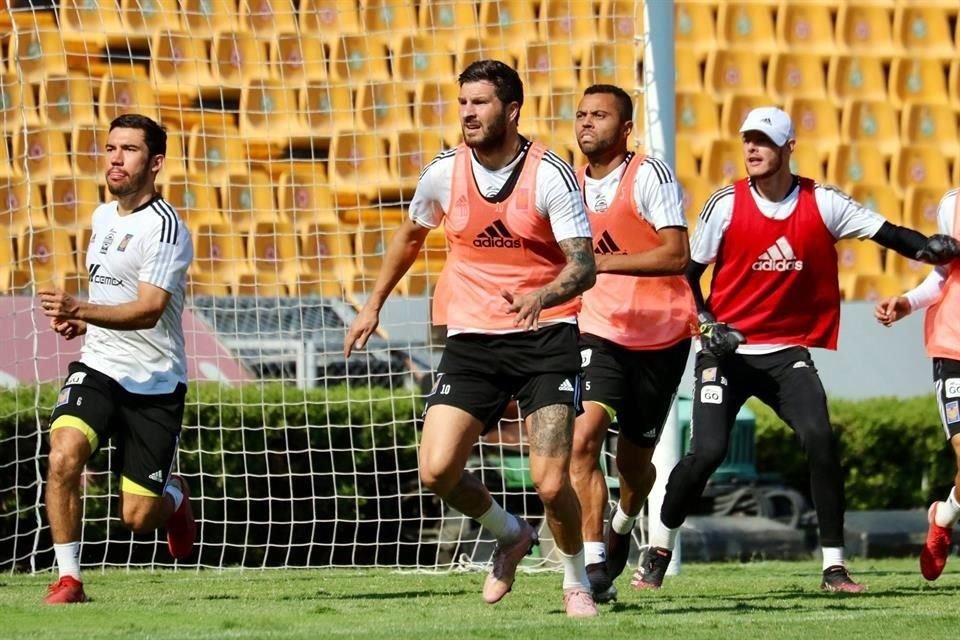 Gignac sigue entrenando con Tigres mientras sigue el proceso.