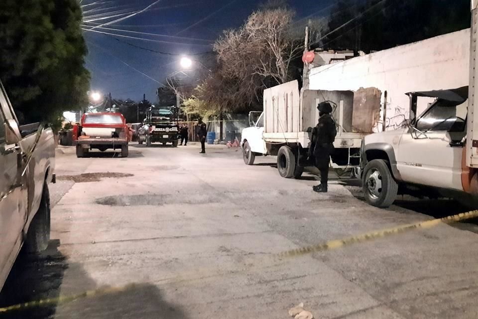 Un hombre que estaba en el exterior del domicilio cayó herido.