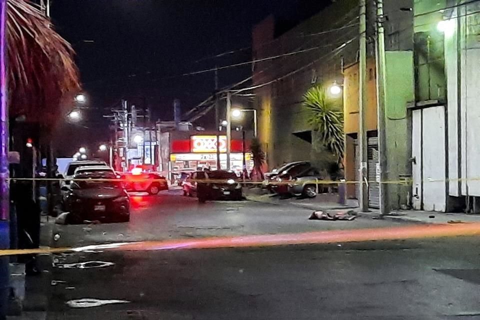 Las dos víctimas quedaron en la calle Abasolo entre Escobedo y Zaragoza, frente al Bar Sr. Limón.