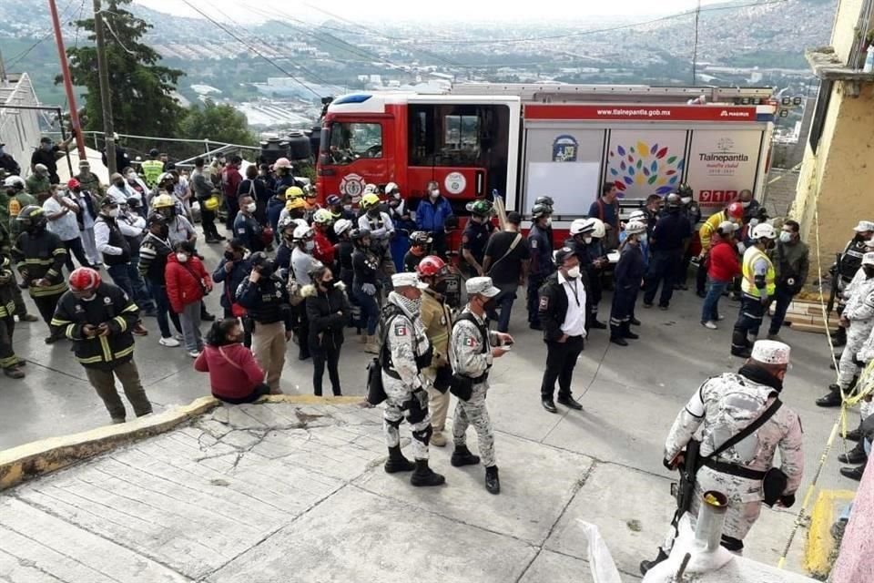 Protección Civil del Estado de México informó que contará con camiones para trasladar a los vecinos de la Colonia Lázaro Cárdenas Segunda Sección hacia los albergues instalados.