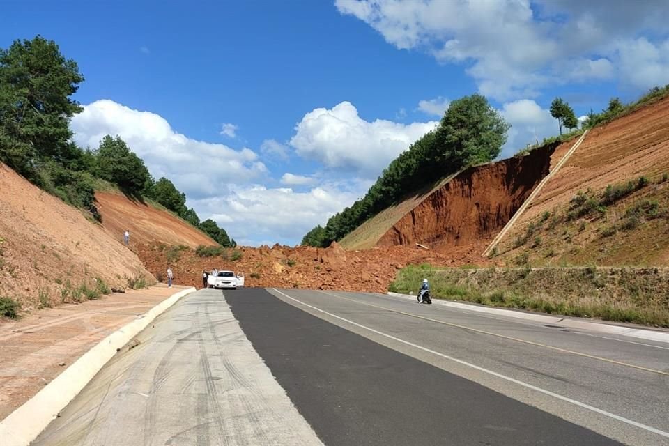 Un montículo de tierra con más de cuatro metros de altura bloqueó paso en autopista Pátzcuaro-Lázaro Cárdenas, luego que cerro se desgajó.