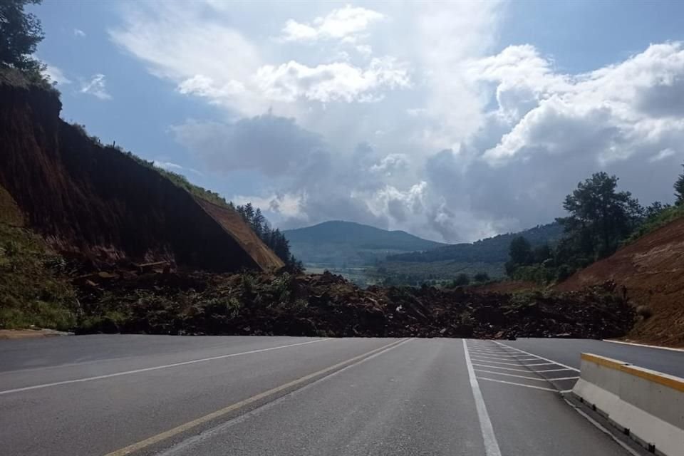 Un montículo de tierra con más de cuatro metros de altura bloqueó paso en autopista Pátzcuaro-Lázaro Cárdenas, luego que cerro se desgajó.