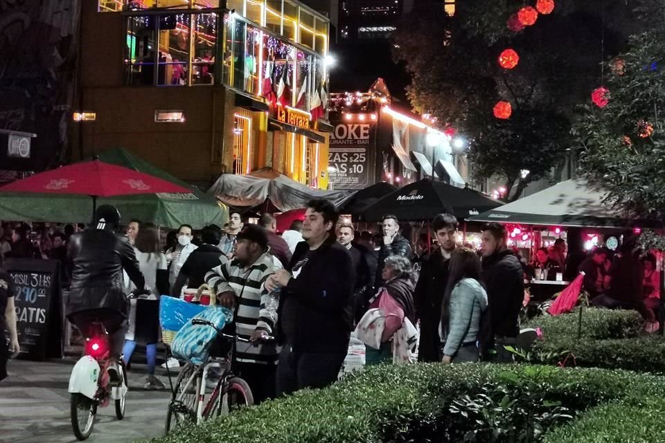 Durante la noche se observa en la Zona Rosa cómo establecimientos no cumplen con los lineamientos para su reapertura.