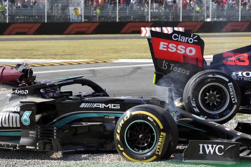 Lewis Hamilton vio la manera en la que el auto de Max Verstappen le pasaba por arriba. El halo evitó que el incidente fuera más grave.