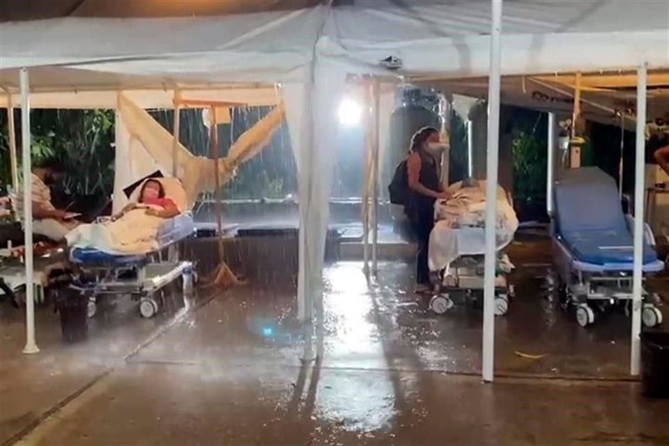 Pacientes del ISSSTE en Acapulco son atendidos en carpas en el patio y bajo la lluvia, luego que el edificio resultó dañado tras el sismo.