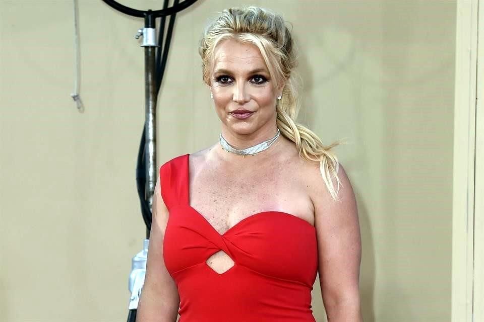 Britney Spears anunció su compromiso con Sam Asghari, a través de una foto en la que muestra un anillo grabado con la palabra 'lioness.