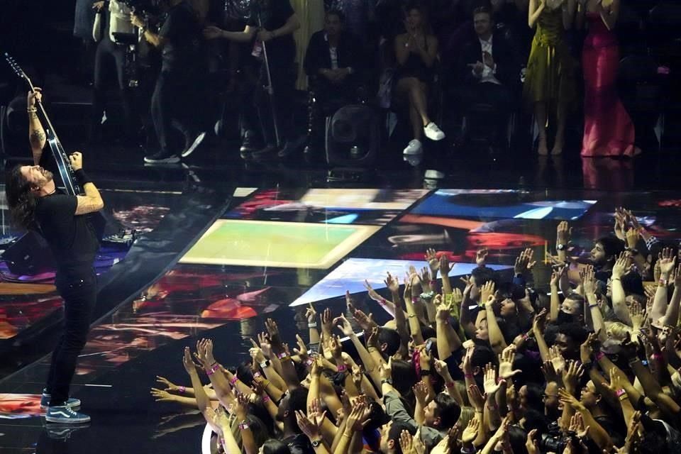 Dave Grohl de Foo Fighters participó en uno de los musicales más coreados de la noche.