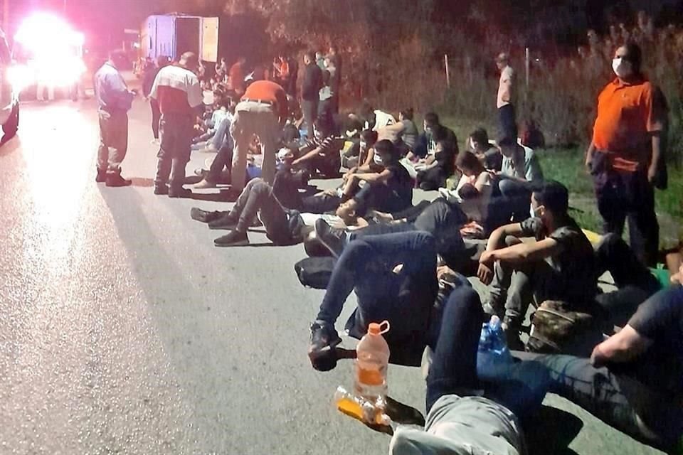 A su paso por Nuevo León, los migrantes enfrentan riesgos que van desde secuestros y extorsiones hasta ser detenidos por operativos del INM.