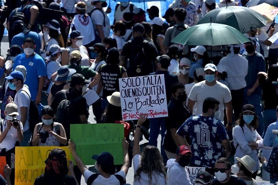 Los salvadoreños protestaban por la implementación del Bitcoin, la aprobación de la reelección presidencial y el abuso de poder de Bukele.