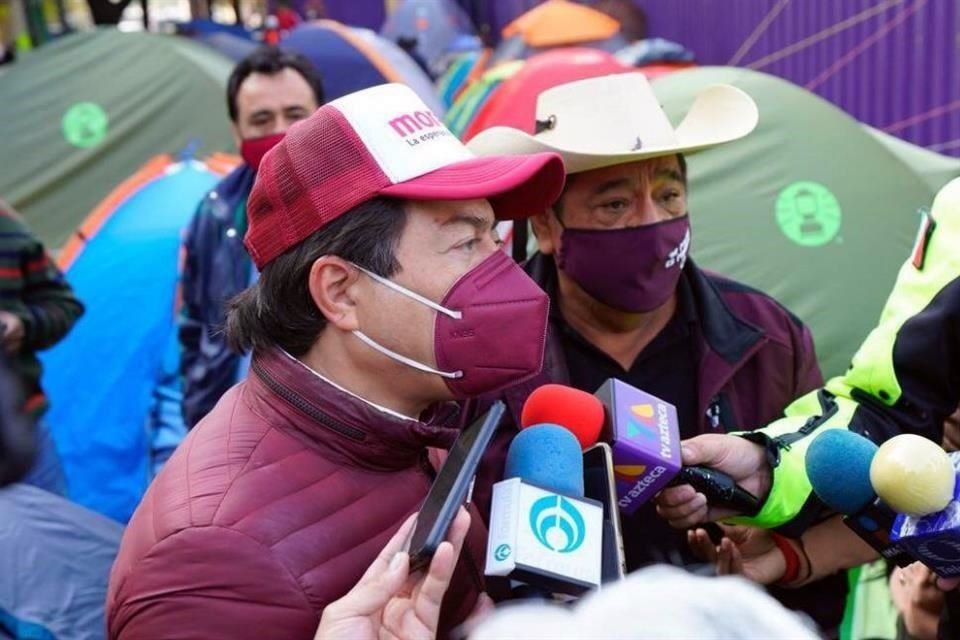 Delgado y Salgado en el campamento afuera de la sede nacional del INE.
