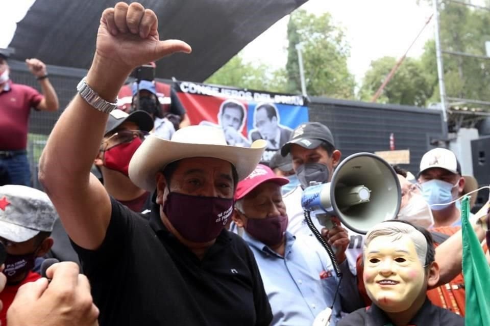 Salgado amagó con hallar a consejeros y buscar la casa de Córdova durante protesta en INE por retiro de candidatura.