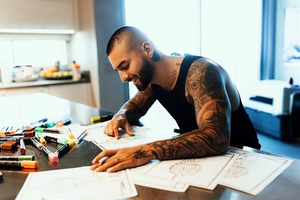 El cantante colombiano Maluma se convirtió en diseñador y crear una colección de moda para la exclusiva casa parisina Balmain.